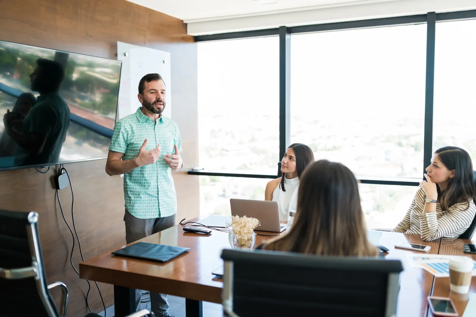 Equipo de trabajo reunido en una sala